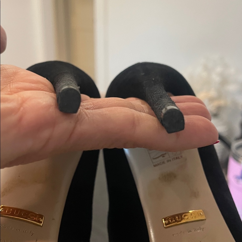 Gucci Sylvie Black Suede Heels with Red and Green Removable bow. - Picture 12 of 16